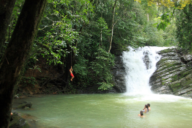 posa azul waterfall rope swing 
 - Costa Rica